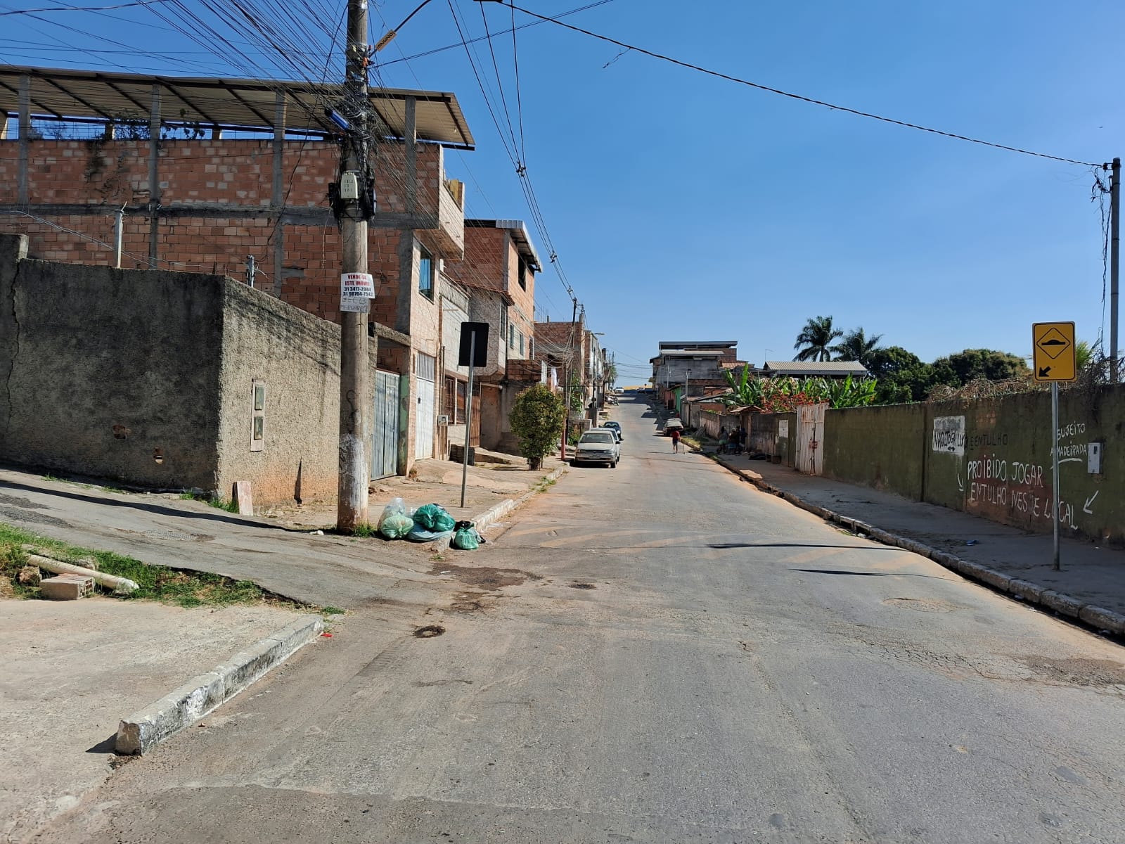 O corpo foi encontrado na rua Botumirim, no bairro Vila Bemge, em Betim, Por volta das 22h.