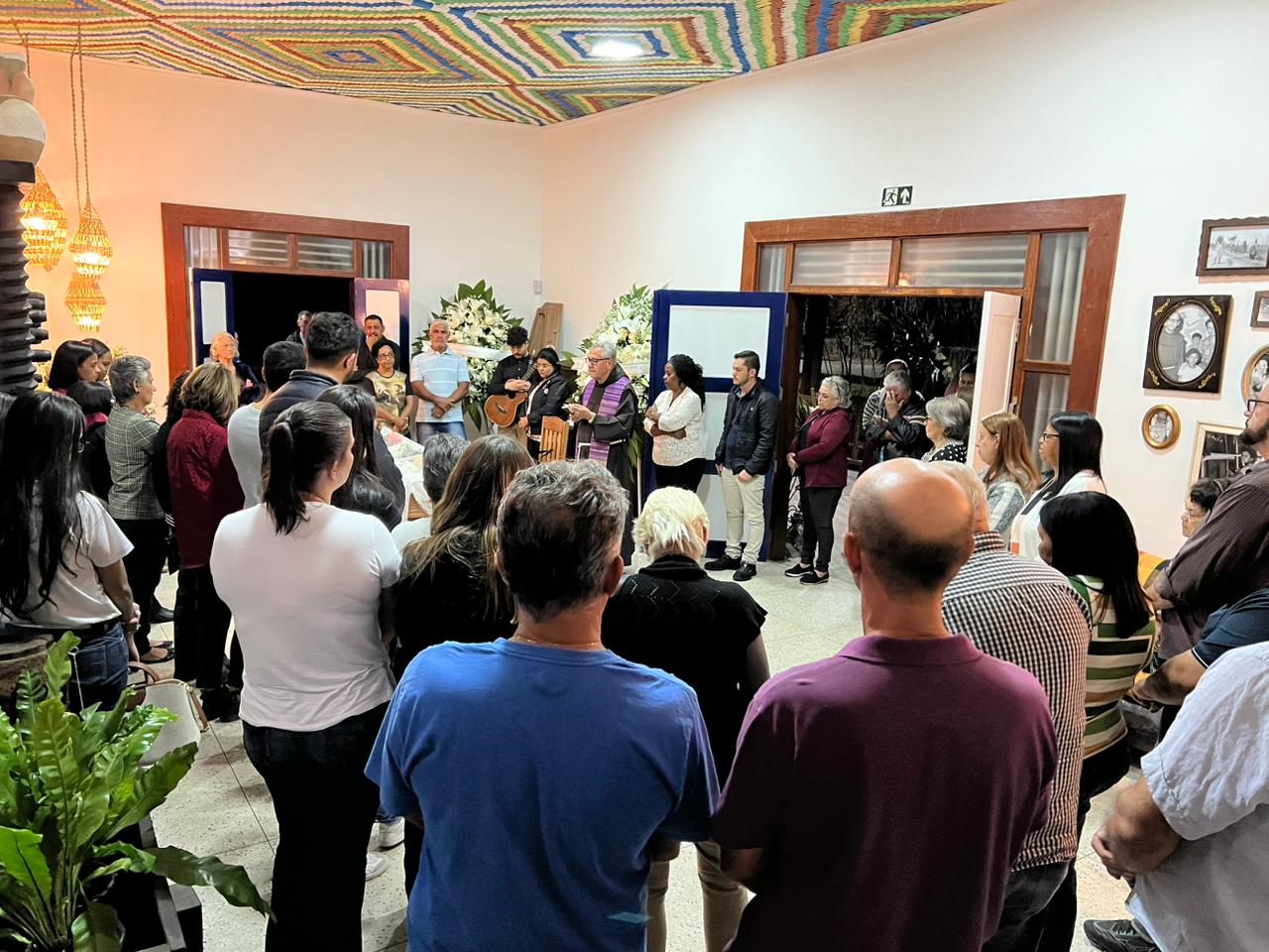 Familiares, amigos e admiradores do trabalho de dona Noemi se despedem da educadora