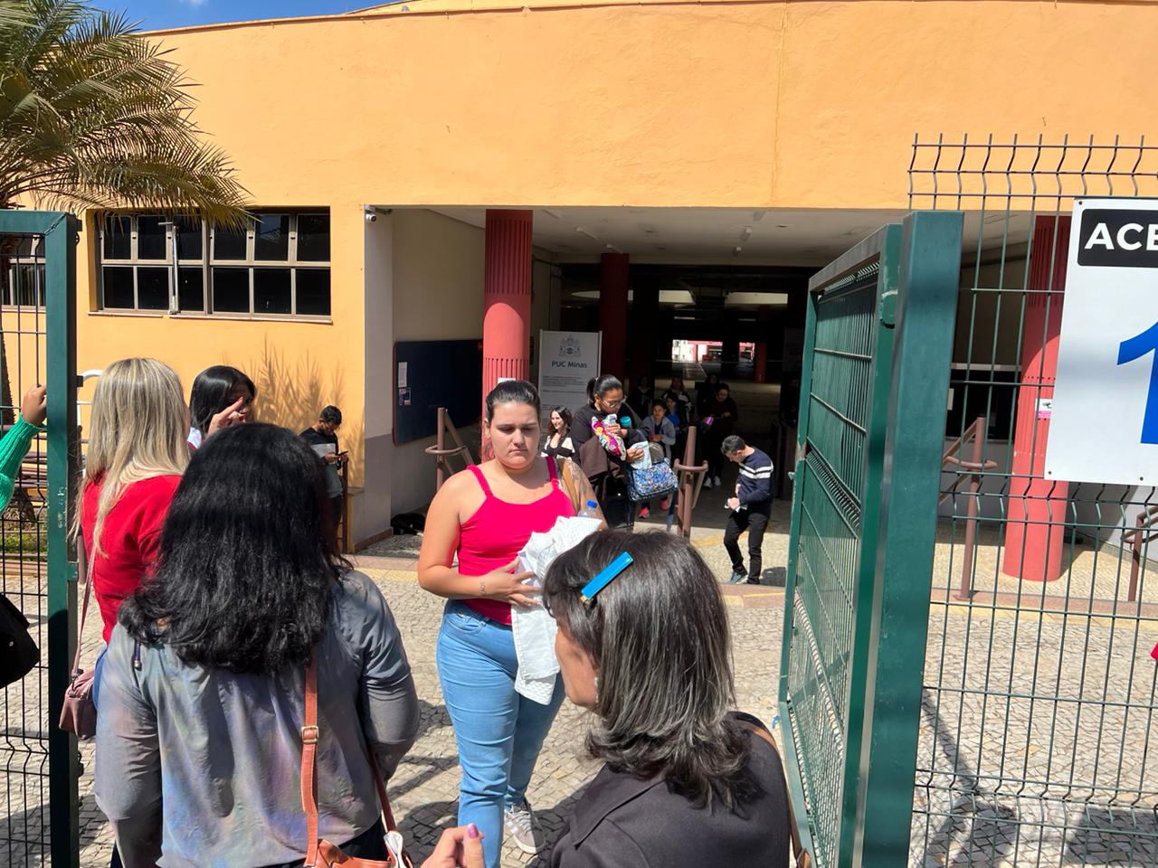 Das 24.215 pessoas que se inscreveram para concorrer ao concurso, 22.550 compareceram aos locais de prova, nesse domingo (11 de agosto)