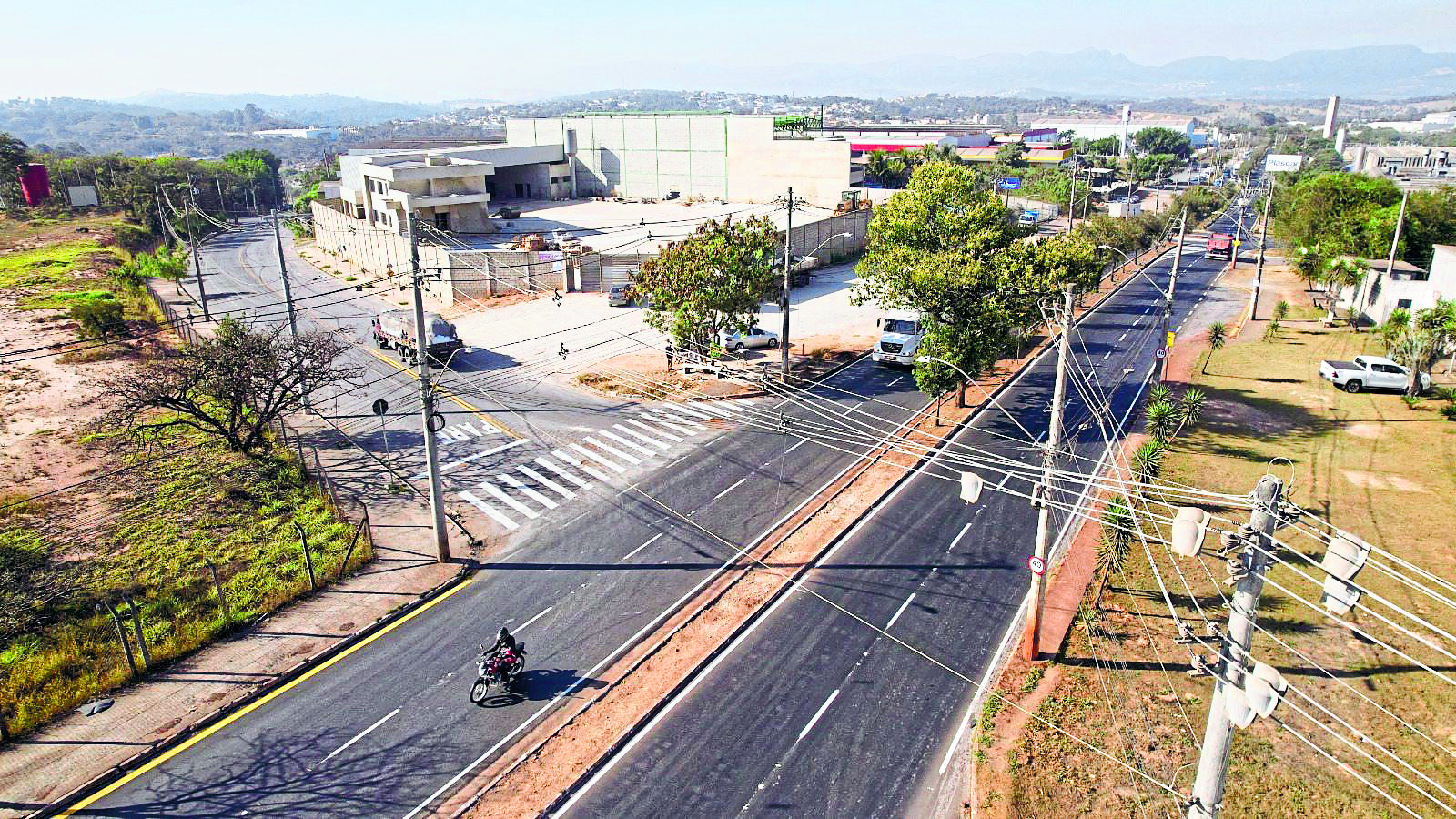Avenida Fausto Ribeiro, no Bandeirinhas, em Betim, recebeu pavimentação asfáltica