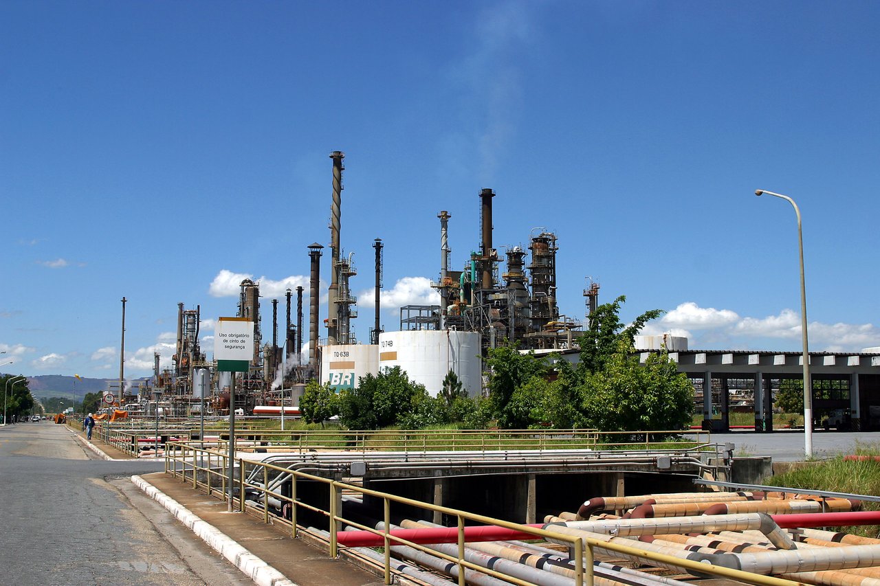 Refinaria possui uma área total de 12.800.000 m², hoje distribuídos em Betim, Ibirité e Sarzedo