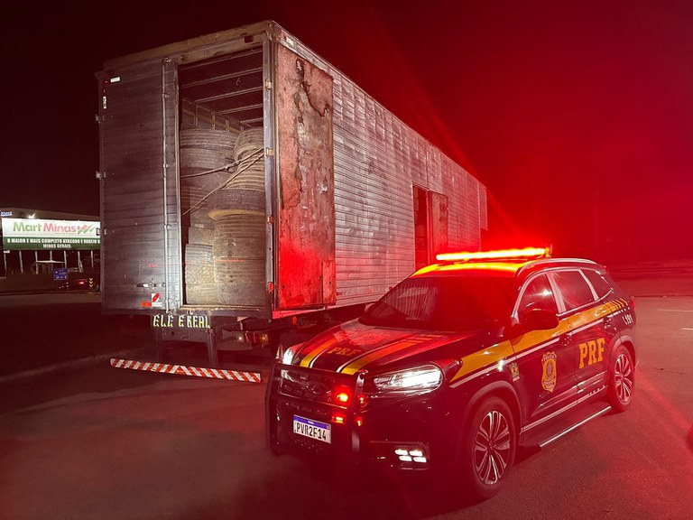 Veículo foi encaminhado para a Receita Federal, em Betim, e o homem foi levado para a Polícia Federal, em BH