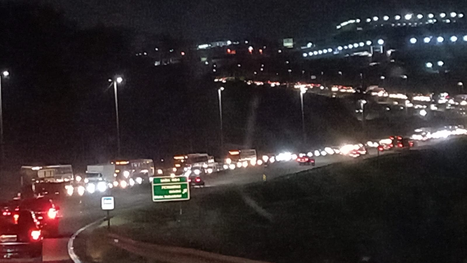 Acidente gera um congestionamento de 3 quilômetros na BR-381, sentido São Paulo