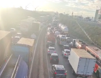 Engarrafamento no trecho da Rodovia Fernão Dias, em Betim, já chega a cinco quilômetros