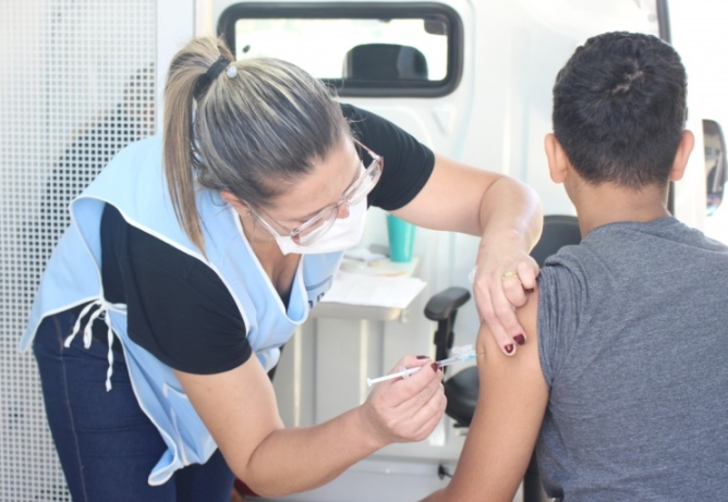 Para se vacinar, o cidadão deve apresentar um documento de identidade e o cartão de vacinas