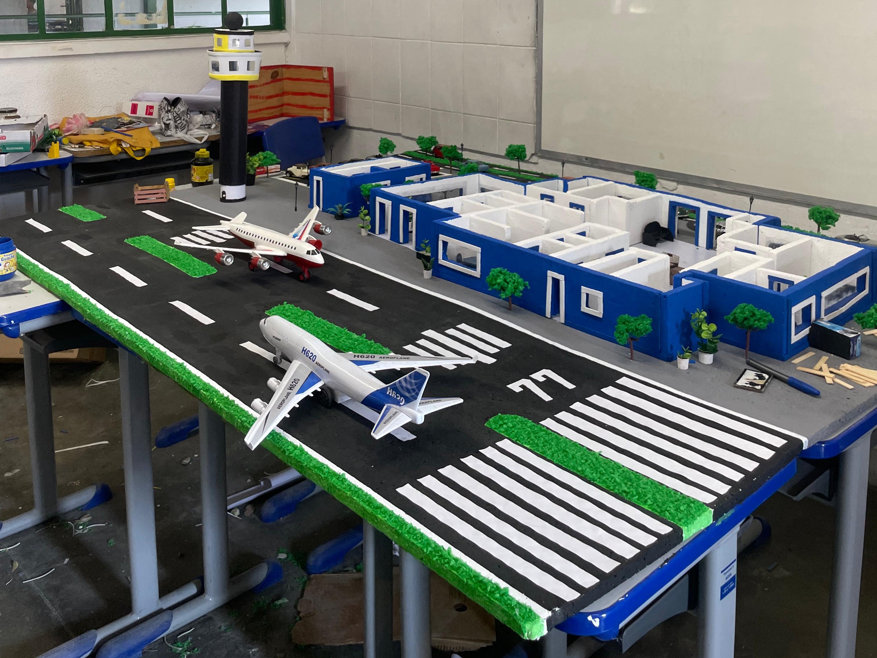 Turmas do terceiro ano tiveram que elaborar empresas simuladas; uma delas criou um aeroporto