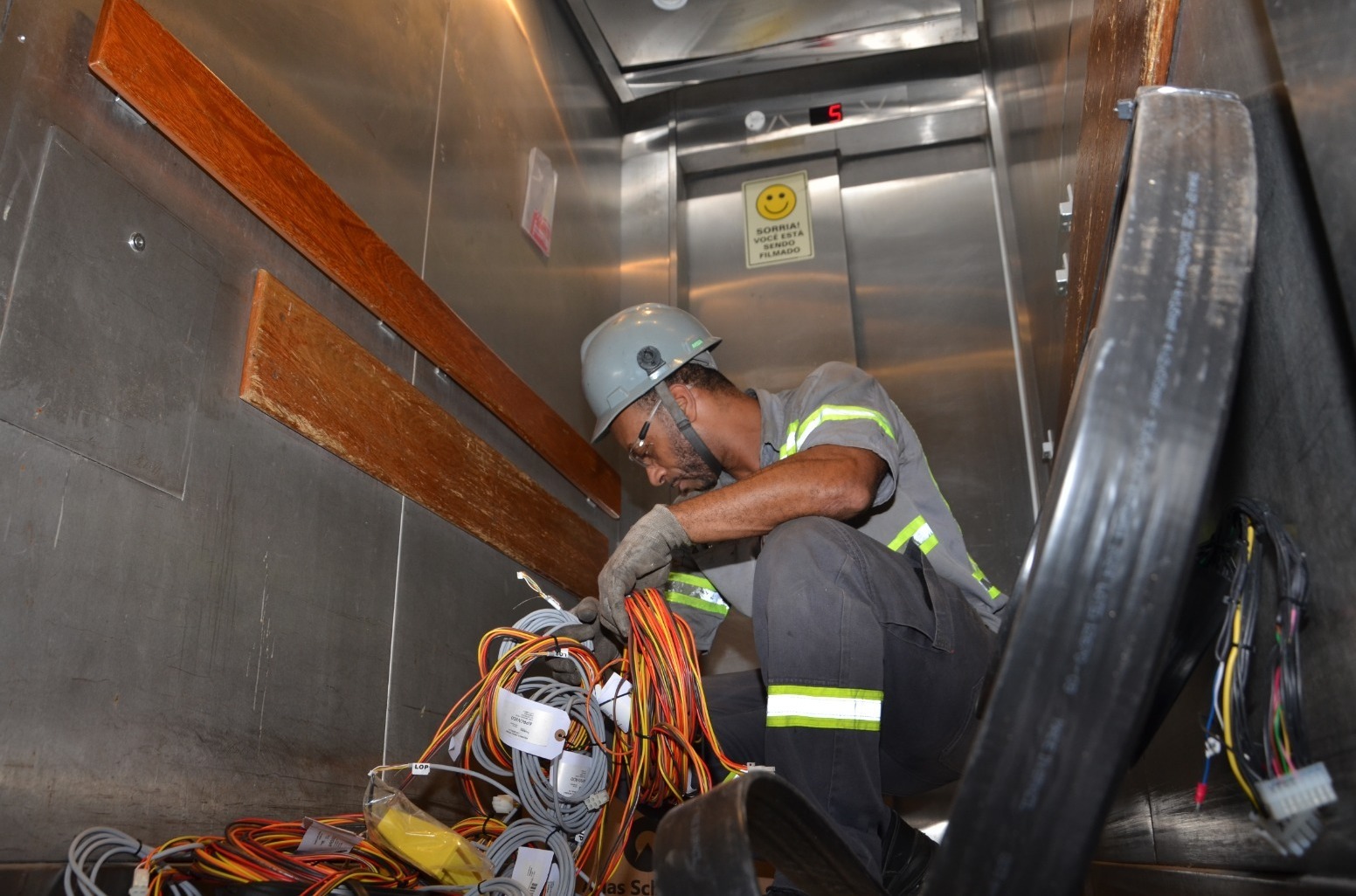 O elevador de macas será paralisado por 60 dias para substituição de peças, portas e acabamentos internos
