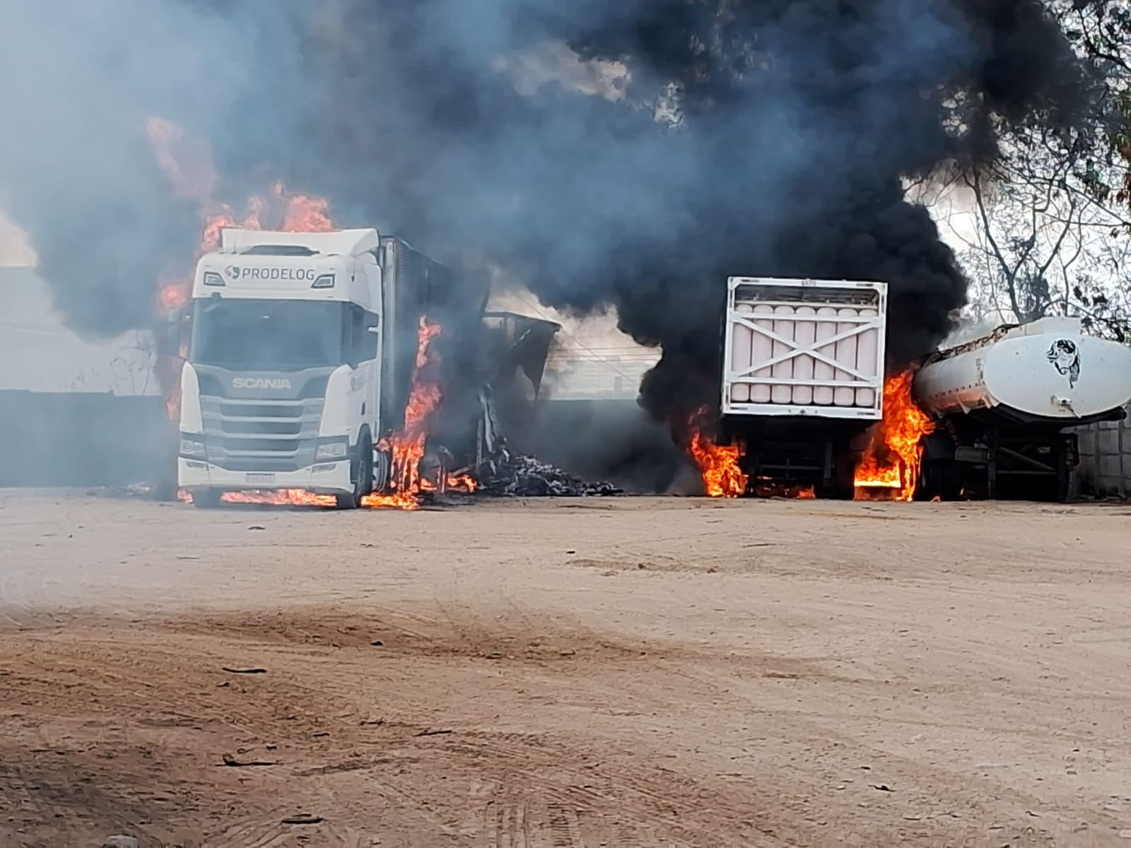 Duas carretas e um caminhão-tanque foram afetados pelo fogo