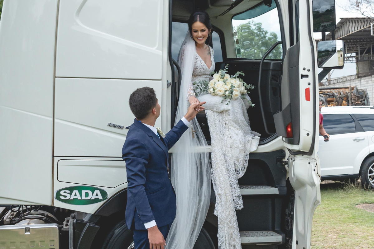 Marido foi quem teve a ideia da entrada do casal em um caminhão na festa realizada em um espaço de eventos do bairro Santa Cruz 