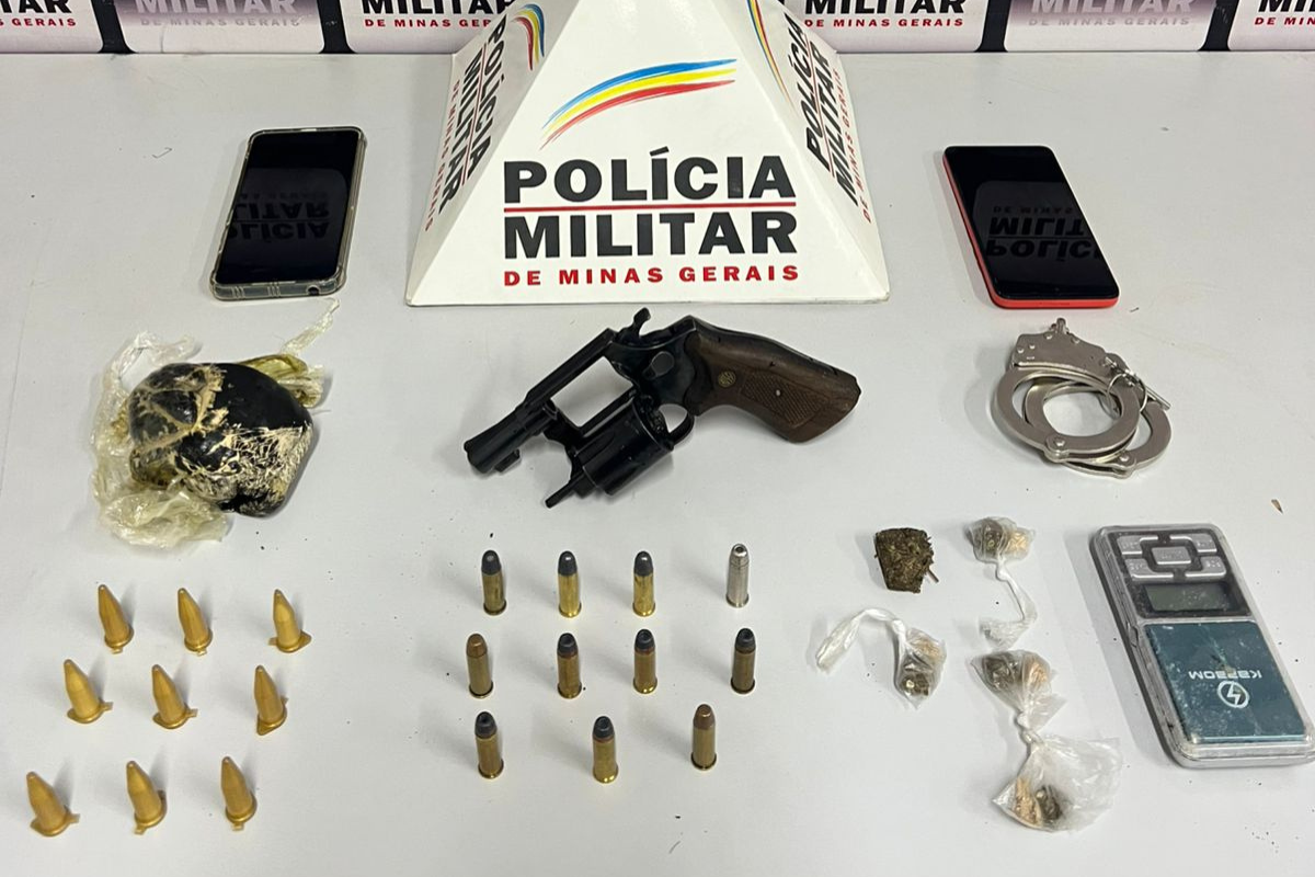 Durante a abordagem, foram apreendidos celulares, drogas, algema, balança de precisão, munições e um revólver calibre 38