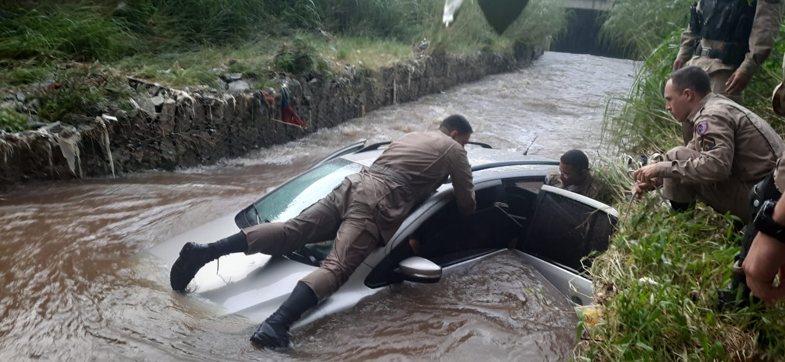 Ao fazer a curva sob forte chuva, condutor do veículo perdeu o controle da direção e caiu no rio