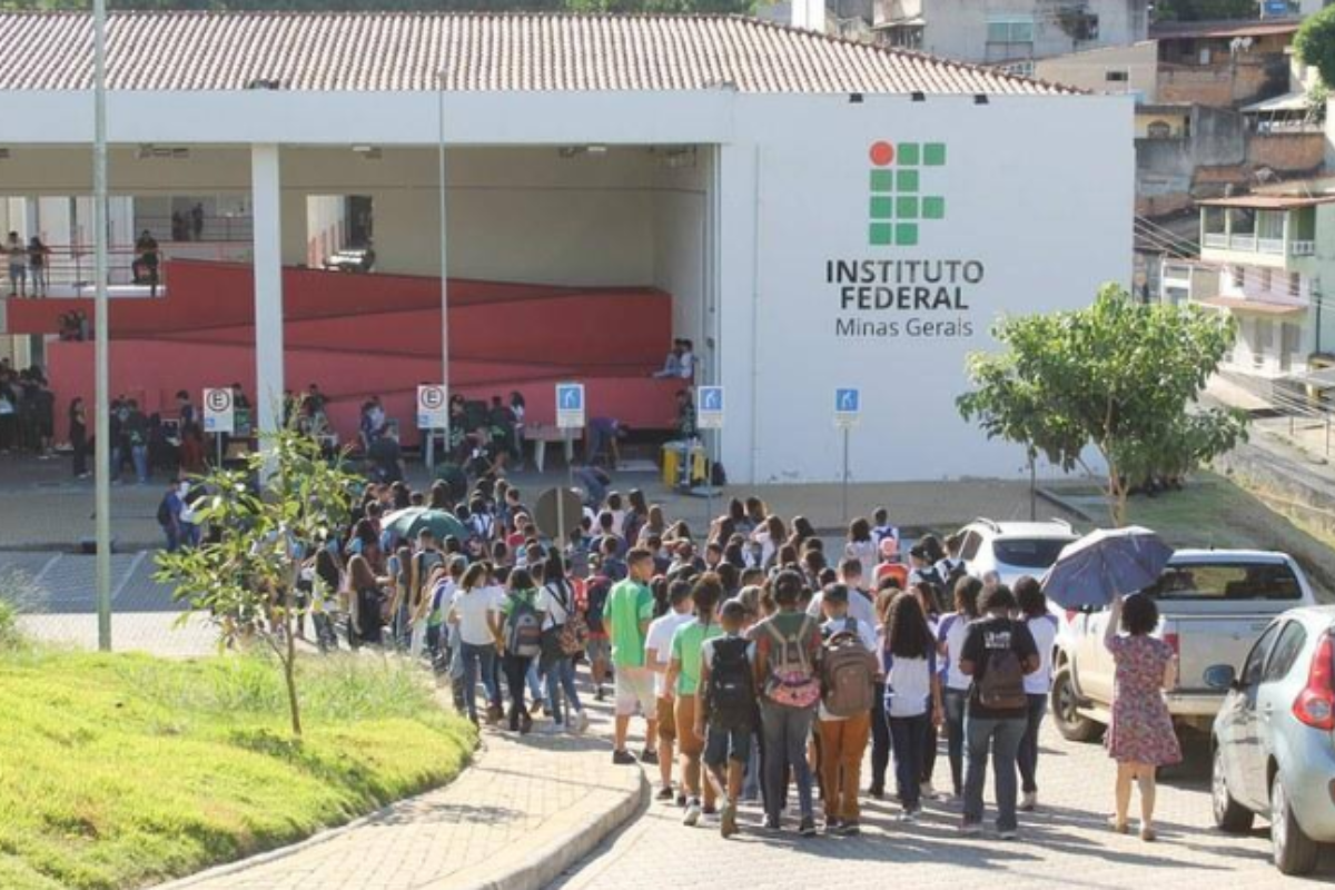 Ao todo, são 18 vagas em cada um dos dois cursos, e as aulas são de segunda a sexta-feira, das 19h às 20h40
