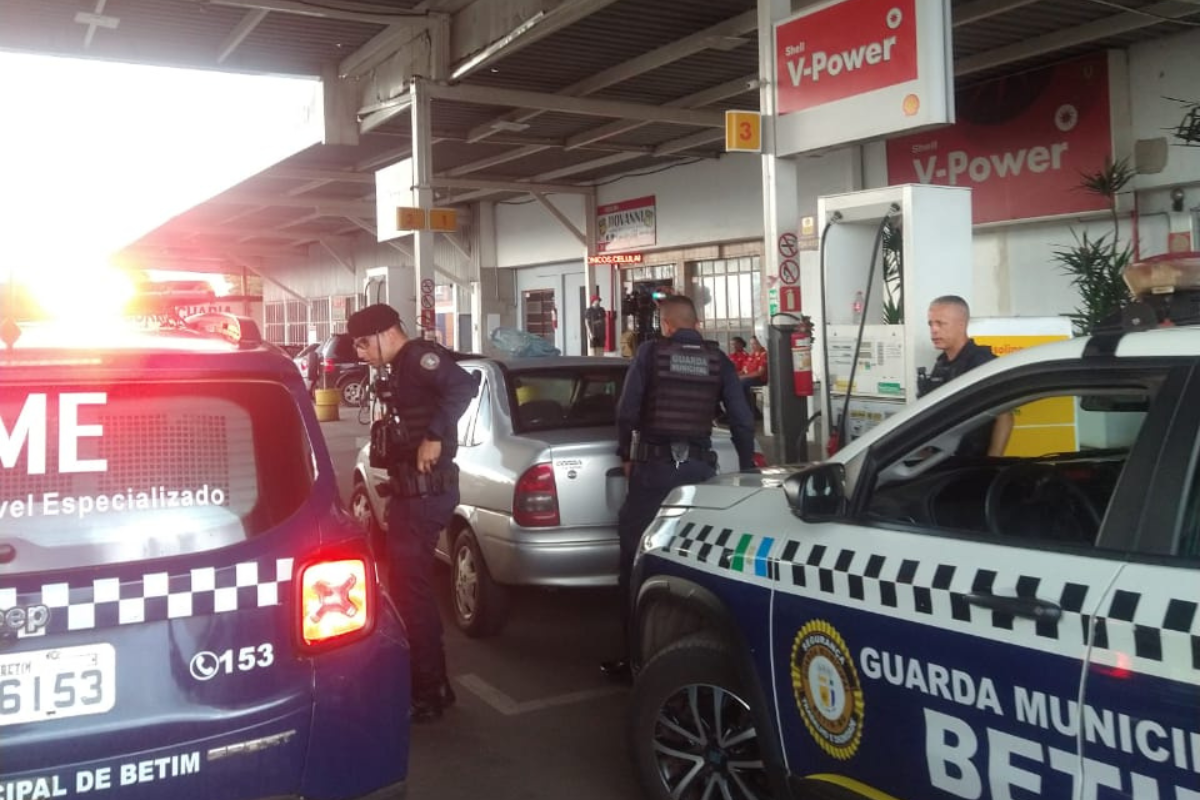 Condutor chegou a tentar acelerar o carro para evitar a abordagem, mas foi detido