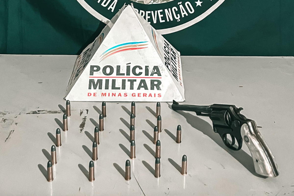No imóvel, foi encontrado um revólver calibre 38 com numeração raspada e carregado com seis munições