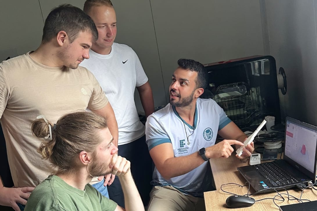 Alexis Coquillet, Jean-Baptiste Roubaud e Achilles Camus, estão sendo acompanhados do diretor Gabriel Mendes