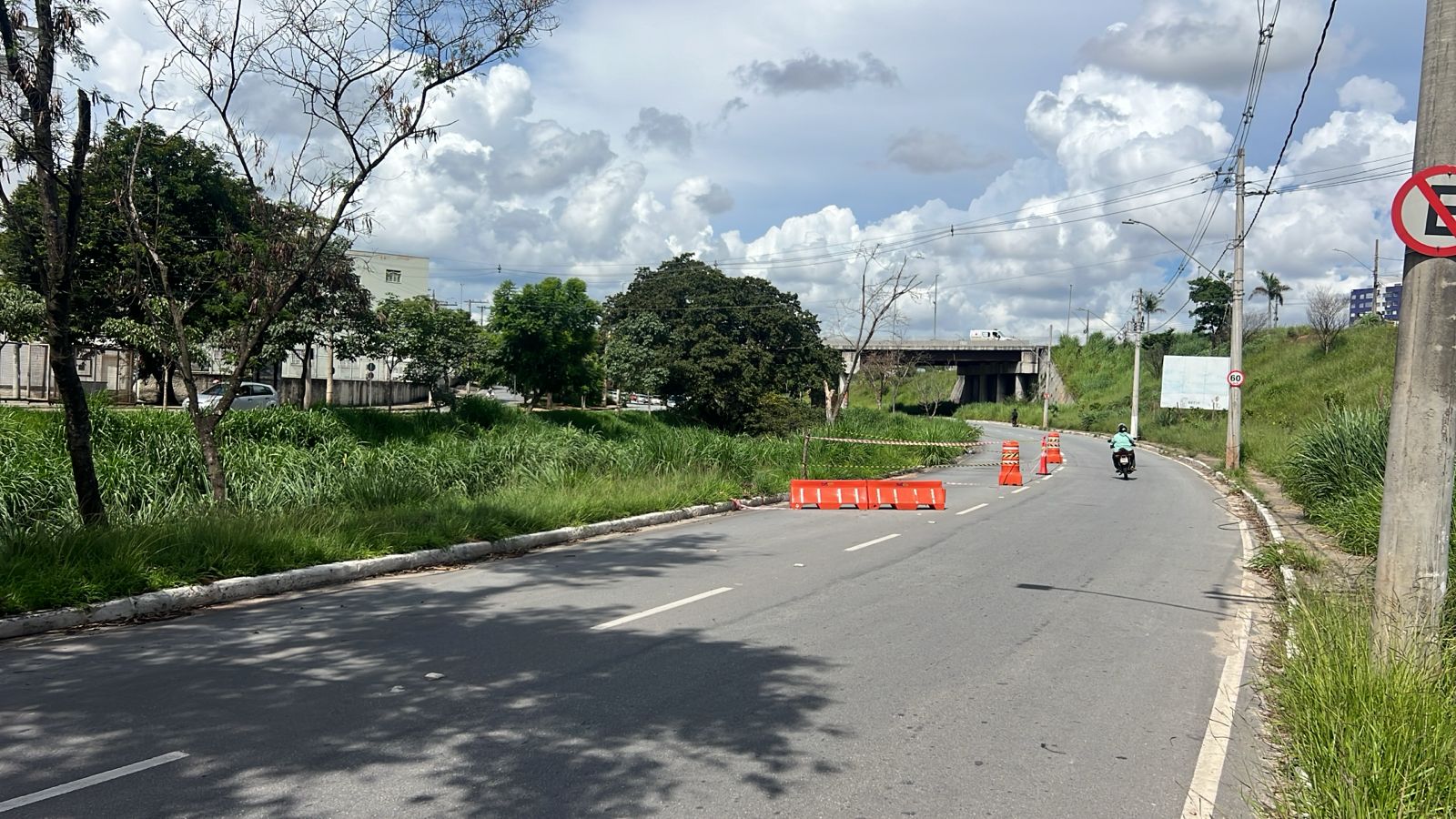Erosão na avenida Juiz Marco Túlio Isaac será reparada pela Copasa até sexta-feira (10)