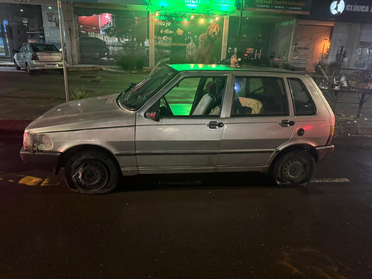 Fiat Uno foi levado para um pátio de apreensão após ser recuperado