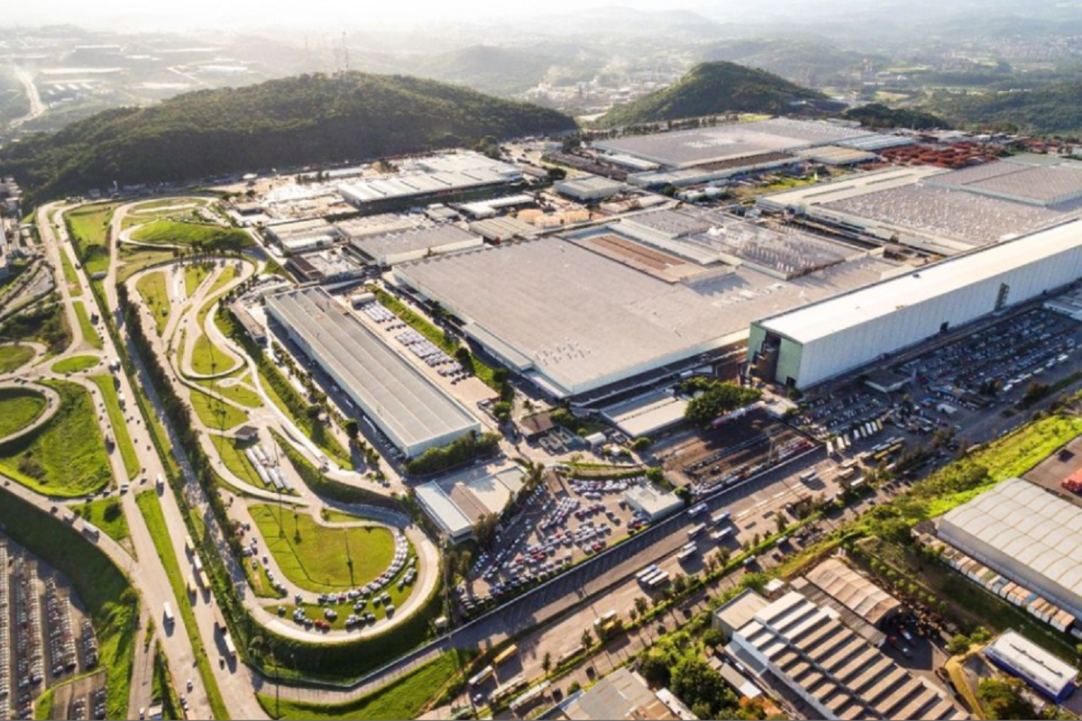 Indústria automotiva impulsionou Betim com 2,3 mil novos empregos, destacando o complexo industrial da Stellantis, proprietária da Fiat