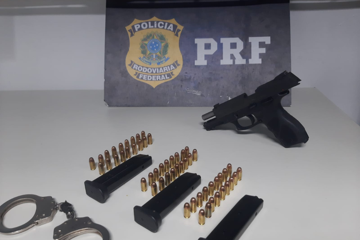 No caminhão, a polícia encontrou uma pistola semi-automática, calibre .380 e 54 munições intactas, além de um comprimido de anfetamina 