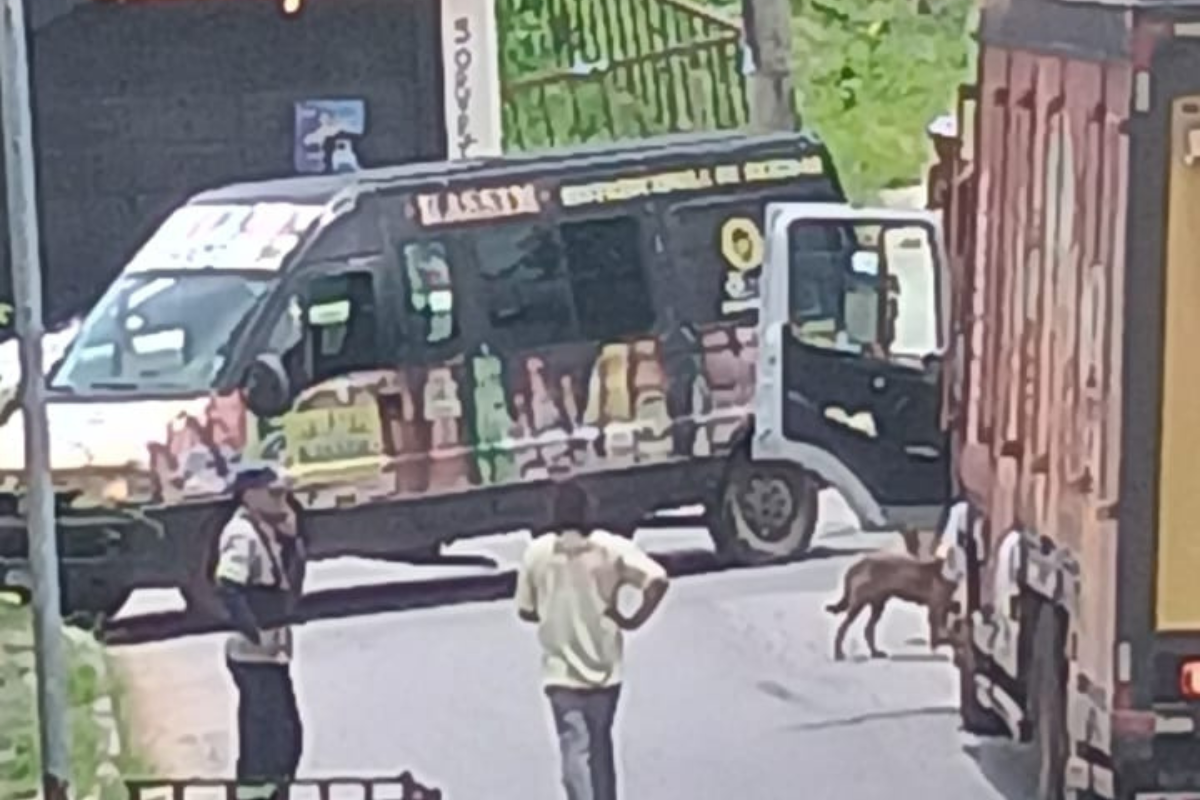 Veículo foi encontrado na rua Açucena, no bairro Duque de Caxias