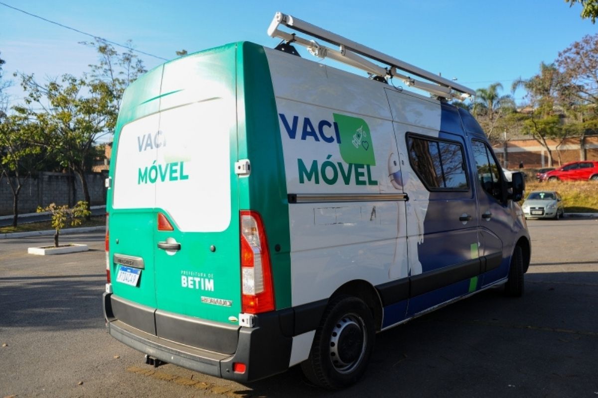 Para se vacinar, é necessário apresentar documento de identificação, cartão de vacinas e cartão do SUS, se possível