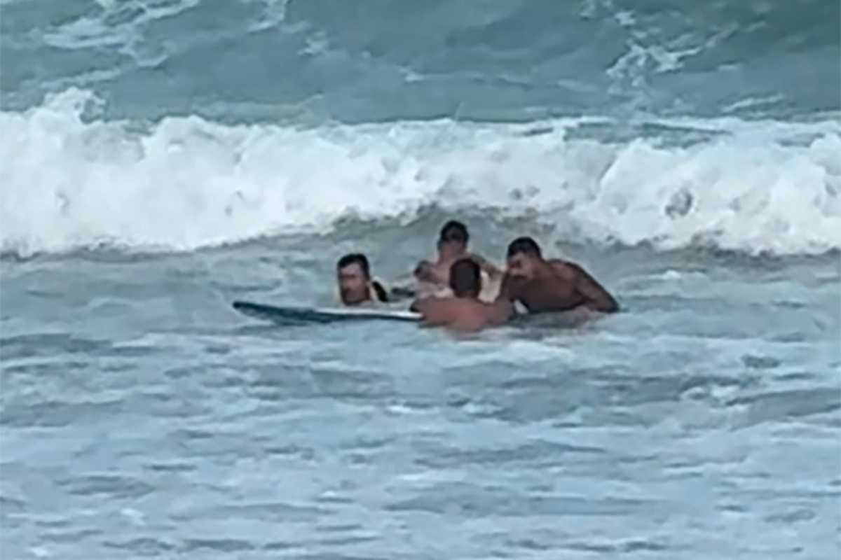 Guarda-vidas Gustavo Leão e professor de surfe Kauê Gioia resgataram pai e filho