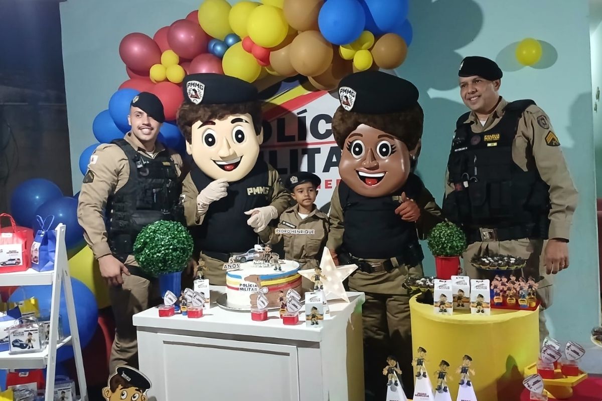 Visita surpresa da PM à Pedro Henrique teve direito à chegada de viatura, sirene ligada e a presença dos mascotes PM Amigo Legal e PM Amiga Legal