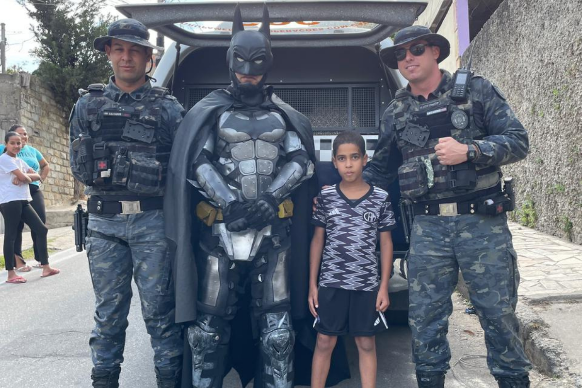 A visita do “Batman” levou alegria não apenas para Enzo, mas também para vizinhos e familiares que acompanharam a surpresa