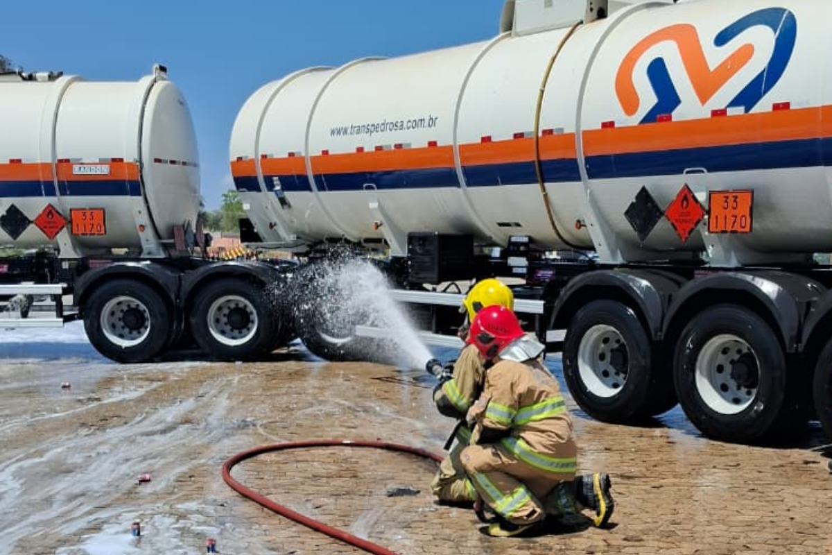 Equipes da Associação Brasileira de Transporte e Logística de Produtos Perigosos, da Polícia Rodoviária Federal e do Corpo de Bombeiros estiveram presentes no treinamento