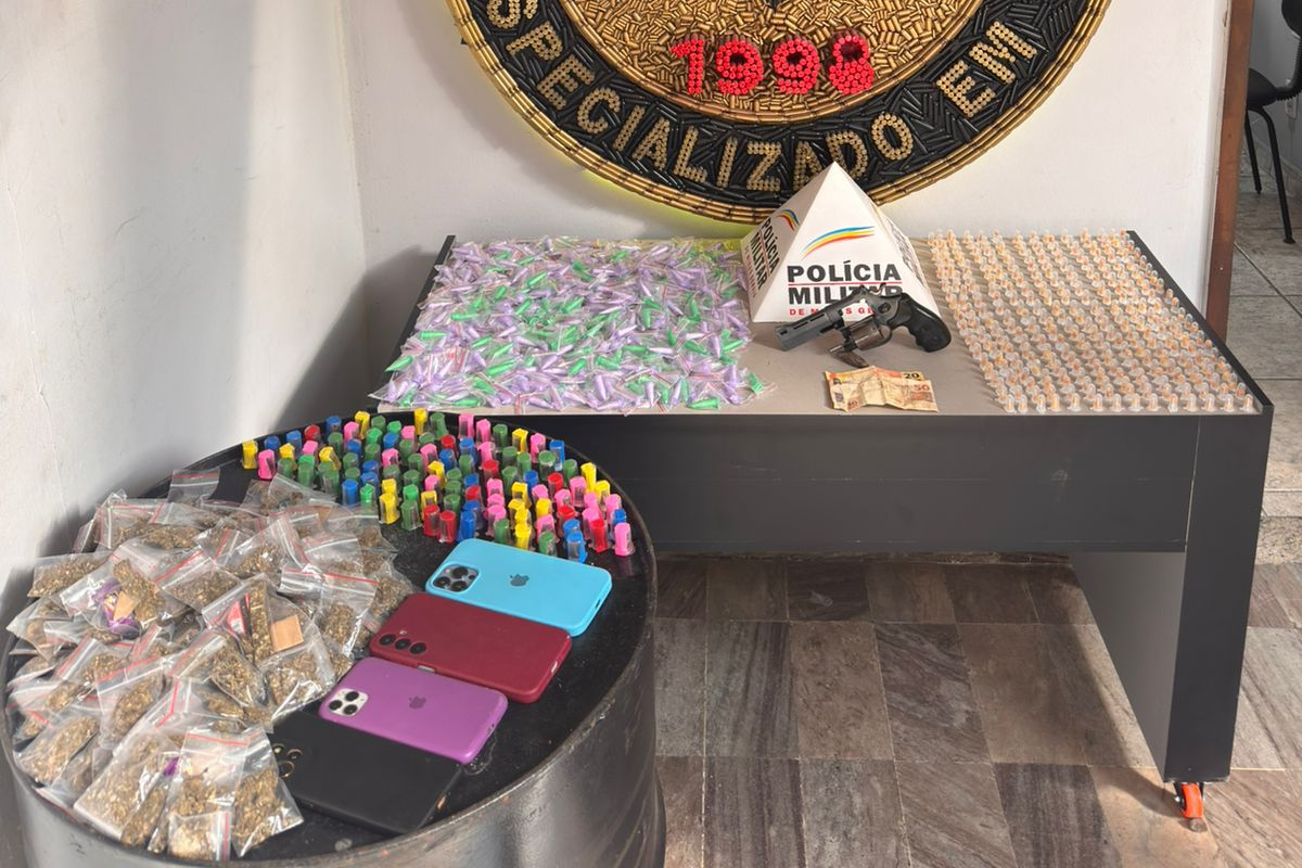 Foram apreendidos um revólver calibre .38, 110 buchas de maconha, 99 tubos de skunk, 440 pinos de cocaína, 290 pedras de crack, quatro celulares e R$ 70 em dinheiro