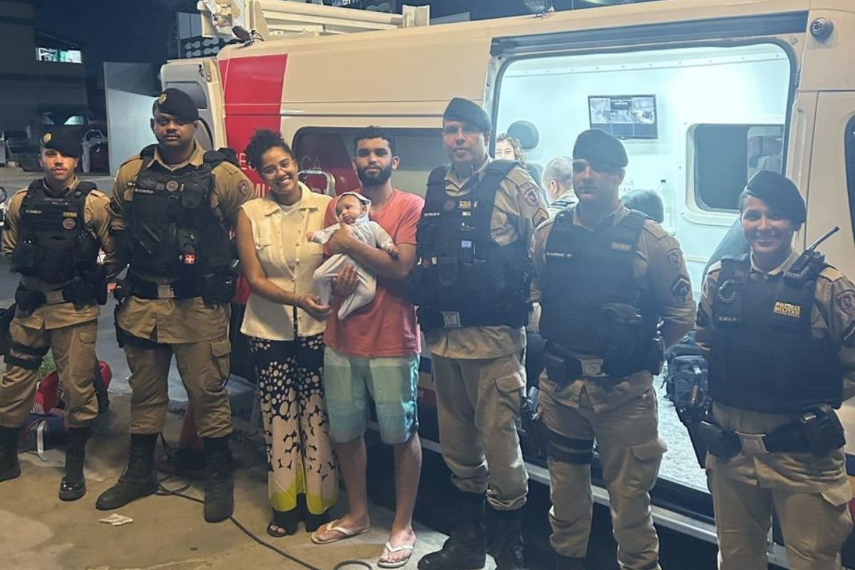 Policiais da Base Comunitária Móvel da avenida Pernambuco, no bairro Senhora das Graças, em Betim, ajudaram a salvar o bebê