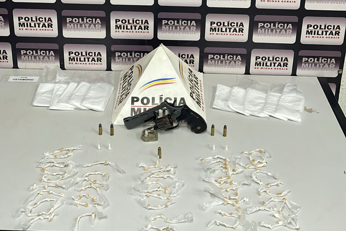 Os militares apreenderam 1 revólver calibre .38 de fabricação argentina, 5 munições intactas do mesmo calibre, 5 pinos de cocaína, 146 pedras de crack e 1 porção de maconha
