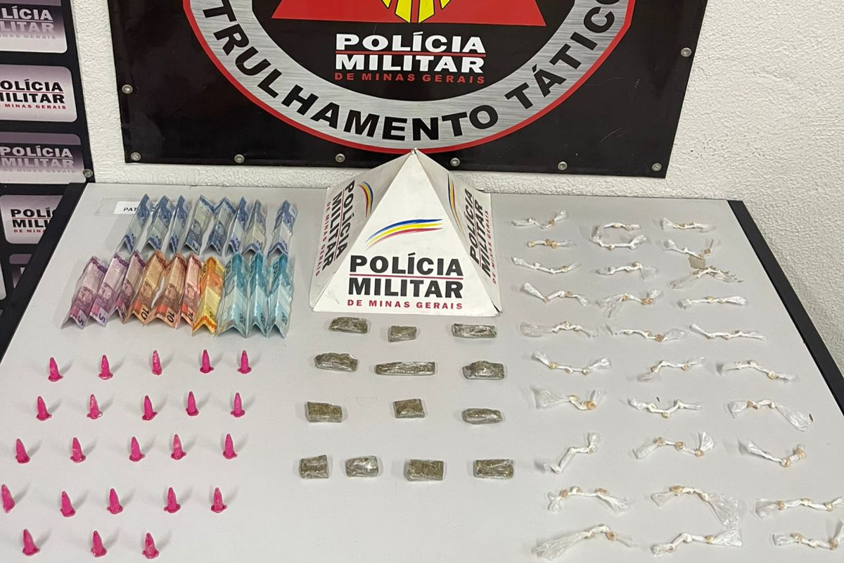 Os policiais apreenderam 90 pedras de crack, 23 pinos de cocaína, 13 buchas de maconha e R$ 381 em dinheiro