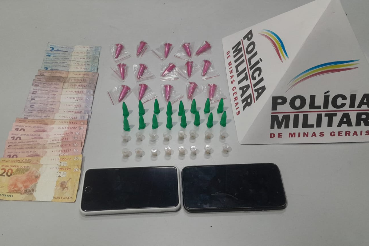Na sacola foram encontrados 31 pinos de cocaína, 16 pedras de crack, R$ 150 em espécie e dois celulares