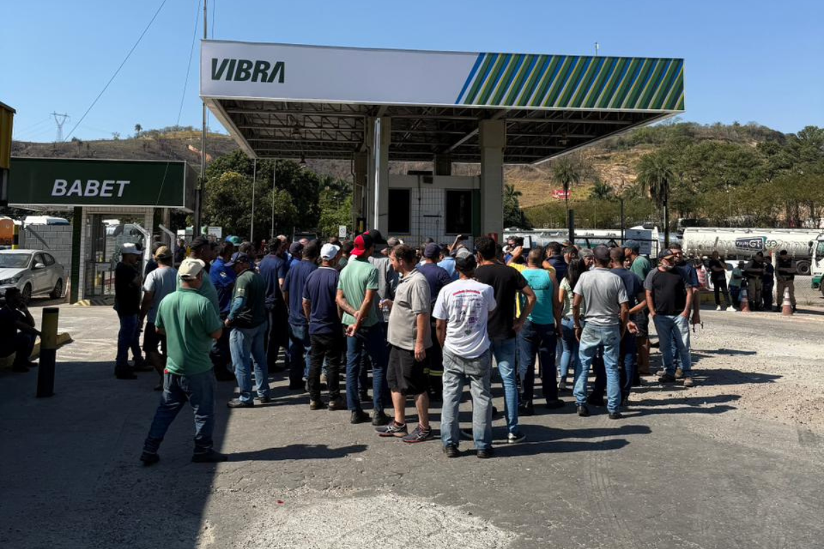 Entre os manifestantes, estavam profissionais com 15 a 20 anos de vínculo, que relataram incerteza sobre o futuro, já que muitos foram comunicados de que não teriam mais serviço a partir desta quinta-feira