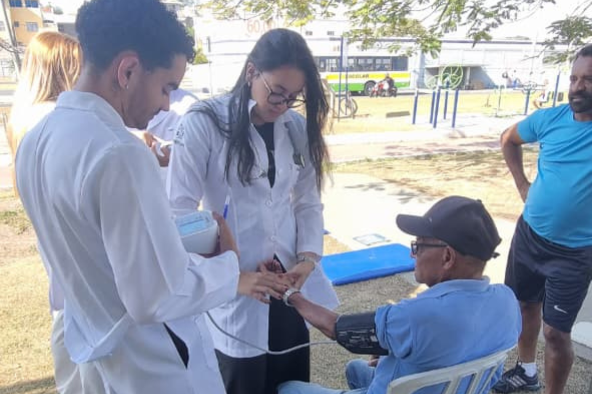 Ação é realizada por alunos de medicina e fisioterapia da universidade
