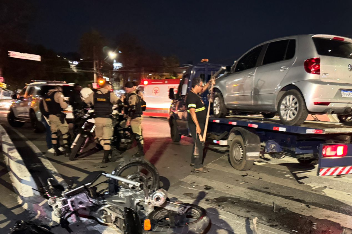 Condutor da moto está com suspeita de ter fraturado o fêmur e o quadril. Já o garupa teve apenas escoriações