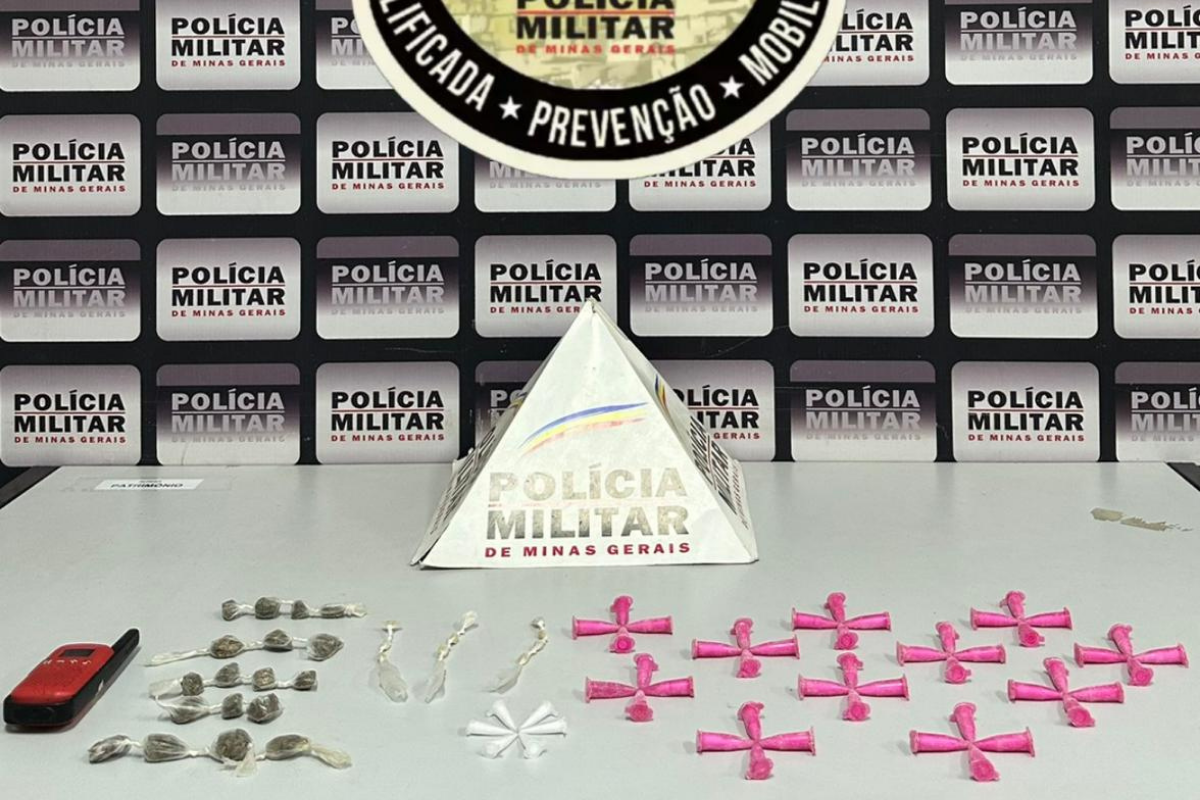 Ao todo, foram apreendidos 50 pinos de cocaína, 18 buchas de maconha, 11 pedras de crack e um rádio comunicador