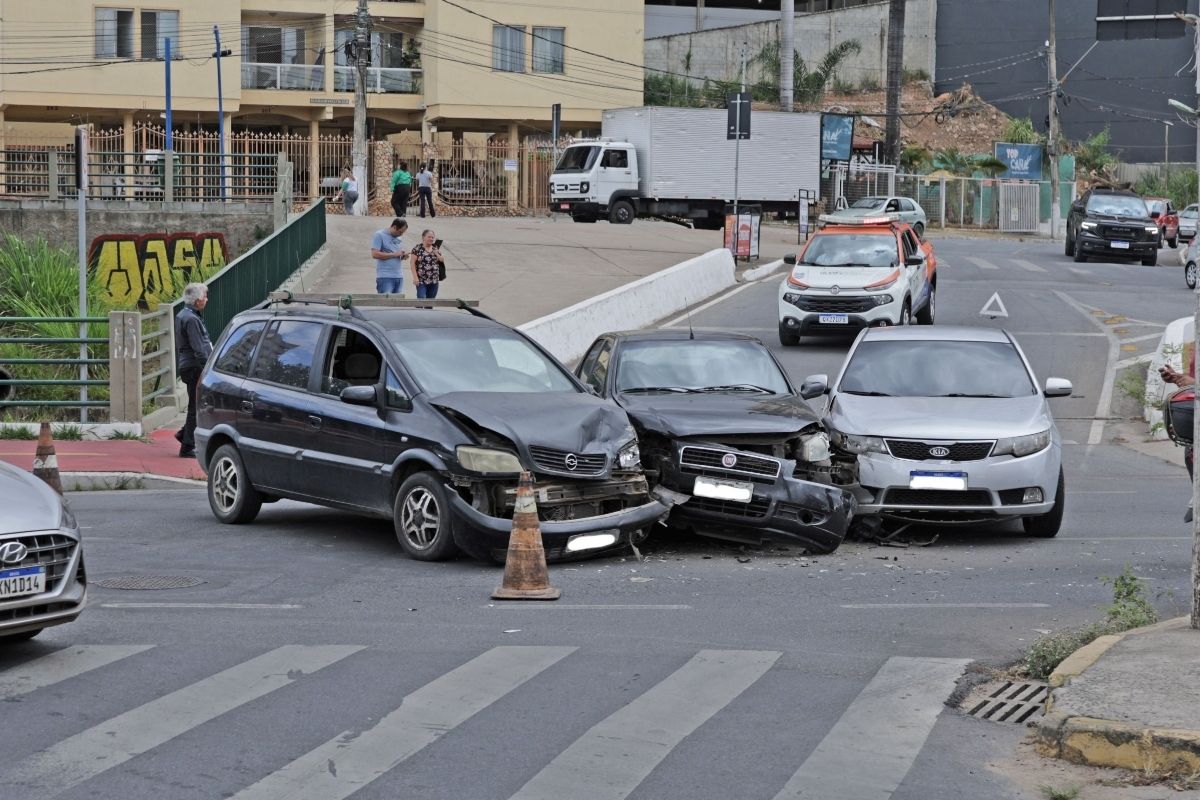 Acidente aconteceu no cruzamento da avenida Edmeia Mattos Lazzarotti