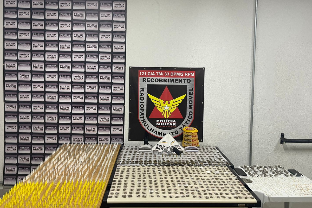 Policiais encontraram em um dos quartos uma bolsa contendo 835 porções de cocaína, 530 de maconha, 192 pedras de crack, um revólver calibre .38 municiado, além de seis cartuchos intactos e um celular