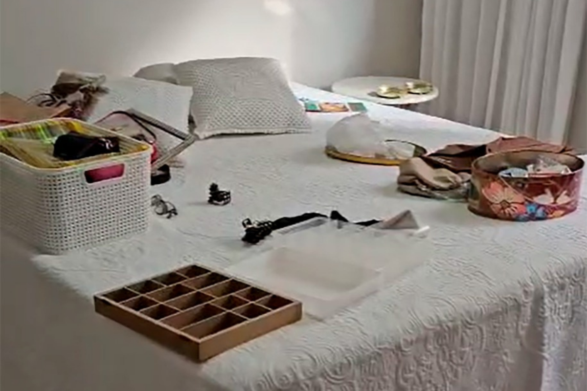 Durante a ação, os criminosos reviraram todos os cômodos da casa