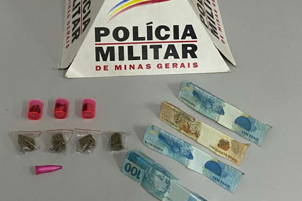 Durante a busca pessoal, os policiais encontraram quatro buchas de maconha e três de skunk, além de um pino de cocaína e R$ 350 em dinheiro