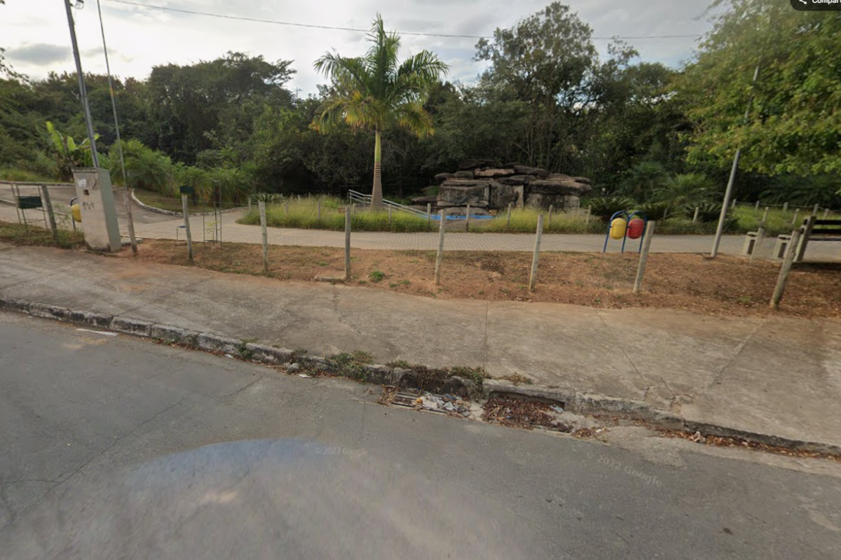 Vítima relatou que foi arrastada para dentro da mata, onde o autor mandou que ela esticasse a mão e, em seguida, efetuou um disparo com um revólver cromado