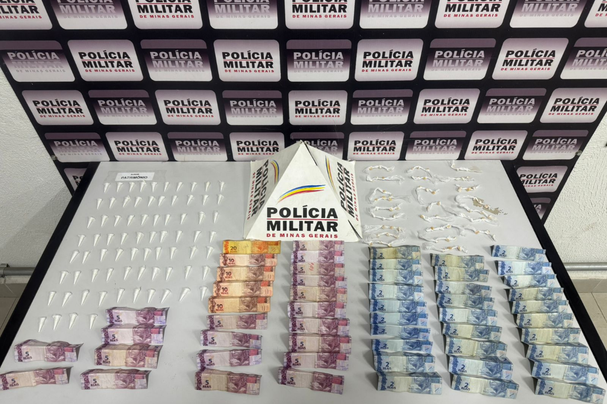 Foram apreendidos 74 pinos de cocaína, 72 pedras de crack e R$ 214 em dinheiro