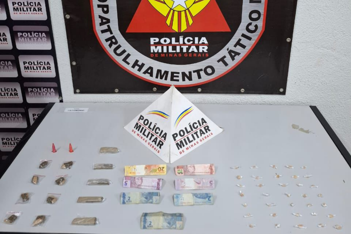 Foram apreendidas 13 buchas de maconha, 35 pedras de crack, dois pinos de cocaína e R$ 46 em dinheiro