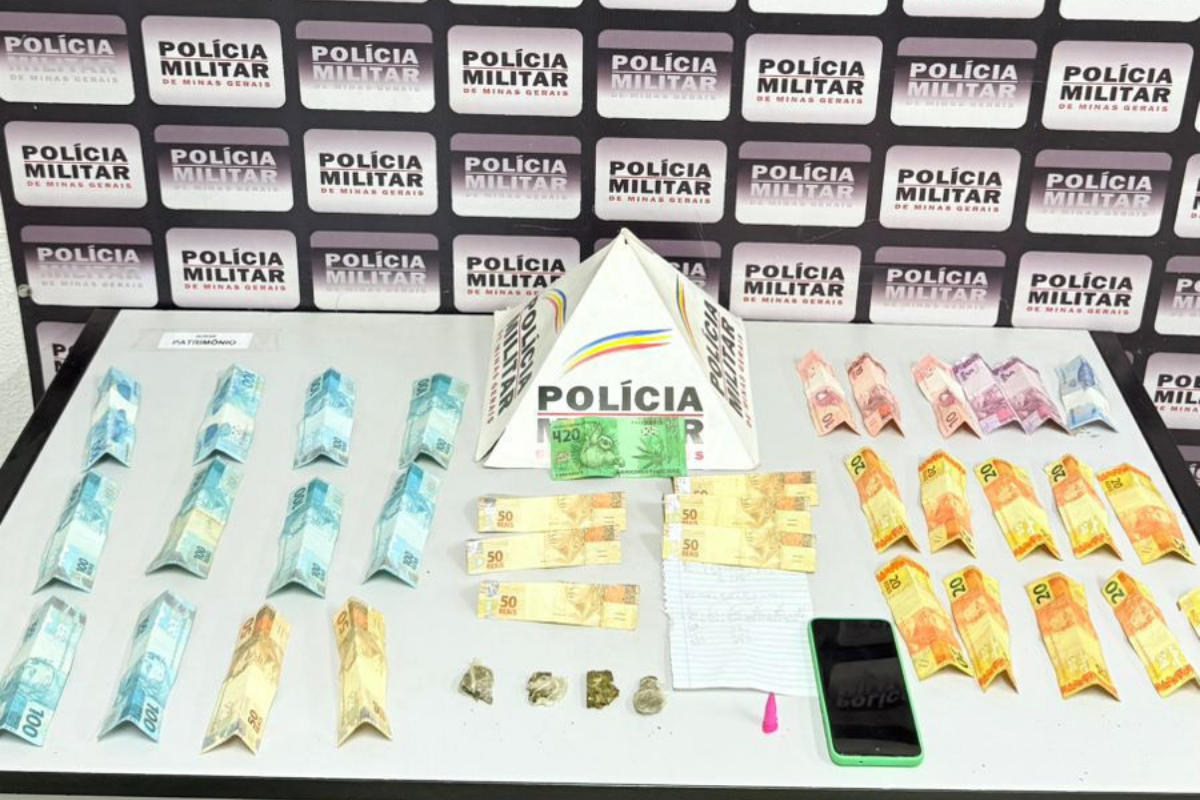Foram apreendidos  quatro porções de maconha, uma de cocaína, R$ 1.642 em dinheiro trocado, um celular e uma folha com anotações que indicavam o controle da venda de drogas