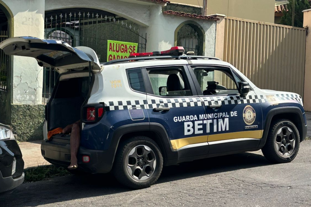 O suspeito negou as acusações, mas recebeu voz de prisão e foi encaminhado à delegacia para as providências legais