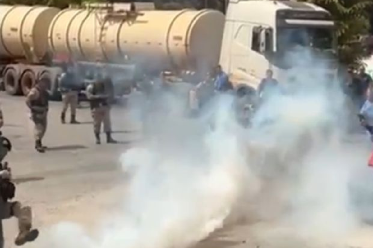 Um dos manifestantes precisou ser carregado pelos colegas após se sentir mal com fumaça inalada. "Não teve baderna, não precisava disso. Estamos protestando de forma pacífica", disse. 