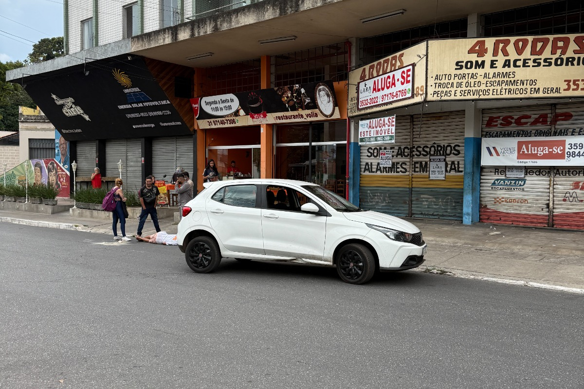 O ciclista foi socorrido consciente e recebeu os primeiros atendimentos de uma médica e professora universitária que passava pelo local
