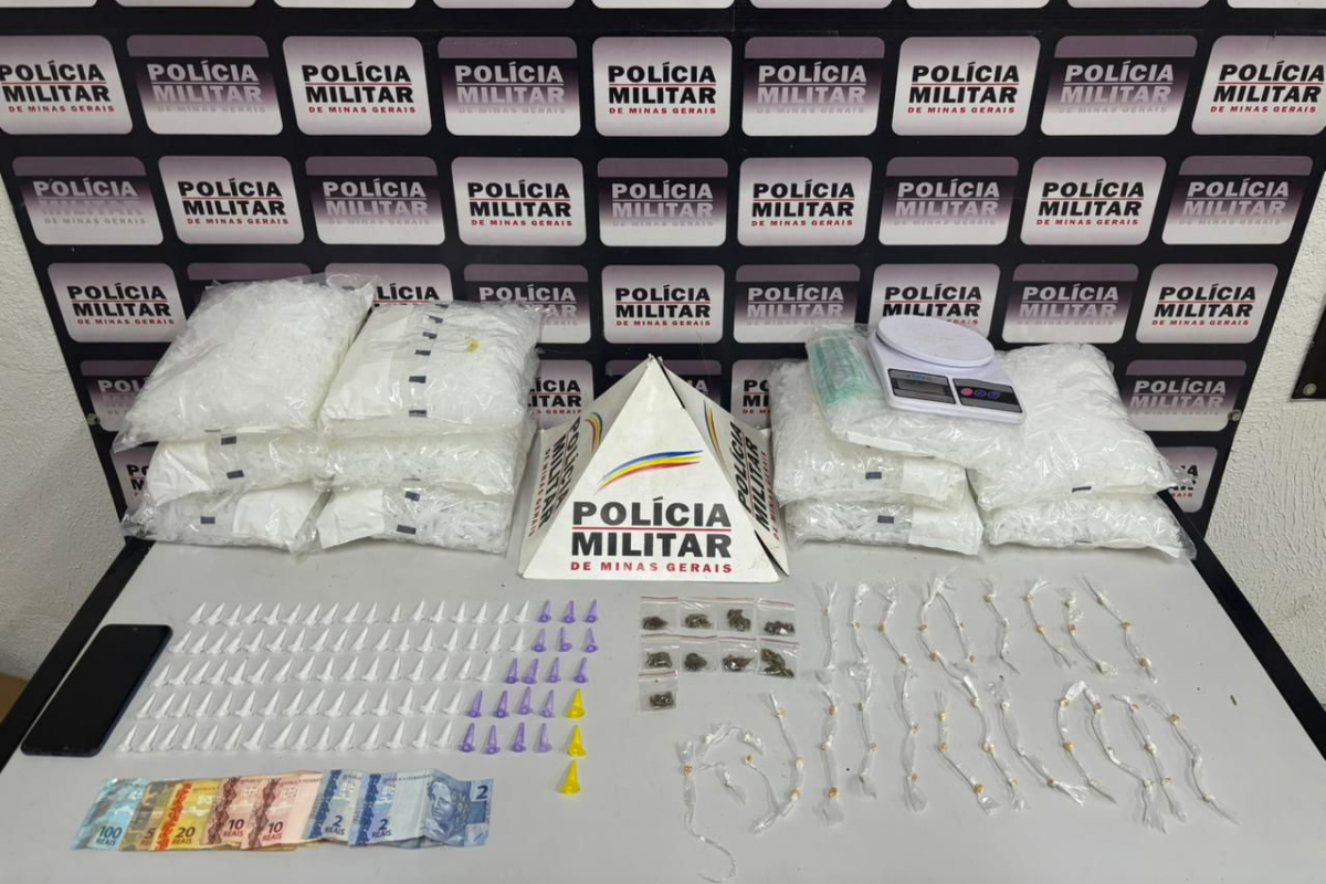 Foram apreendidos 101 pinos de cocaína, 65 pedras de crack, nove buchas de maconha, R$ 214 em dinheiro, uma balança de precisão e um celular e 11 embalagens utilizadas para dolagem de entorpecentes
